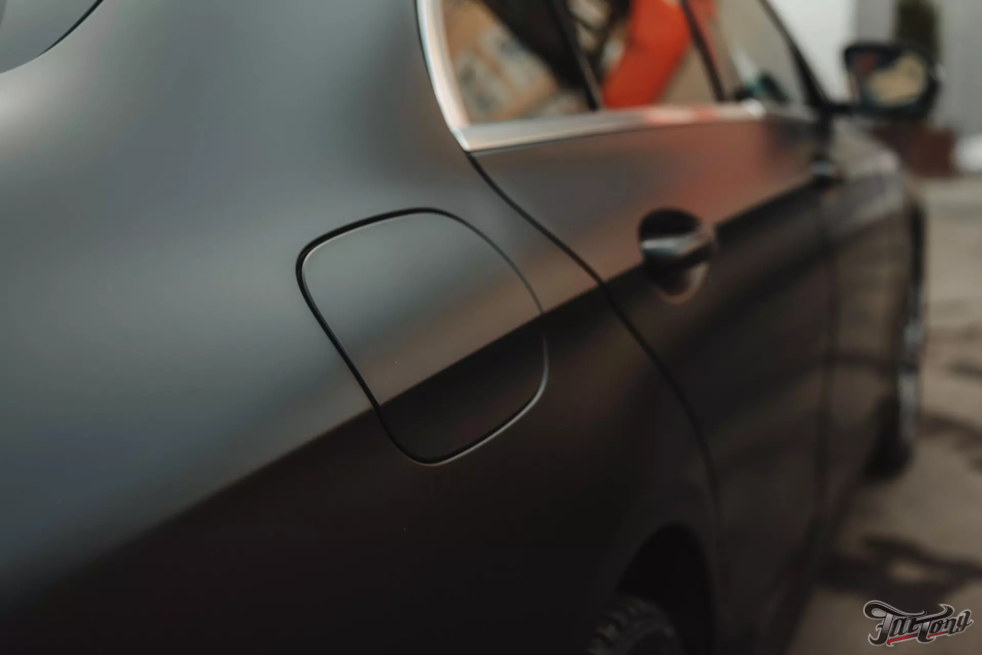 Mercedes E 200. Оклейка в черный сатин, покрытие кузова керамикой, окрас суппортов и пошив руля